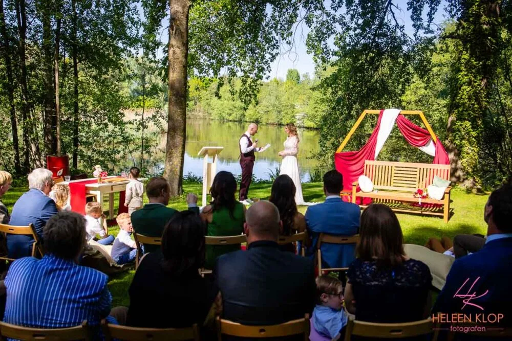 Trouwceremonie aan het water fort de Batterijen