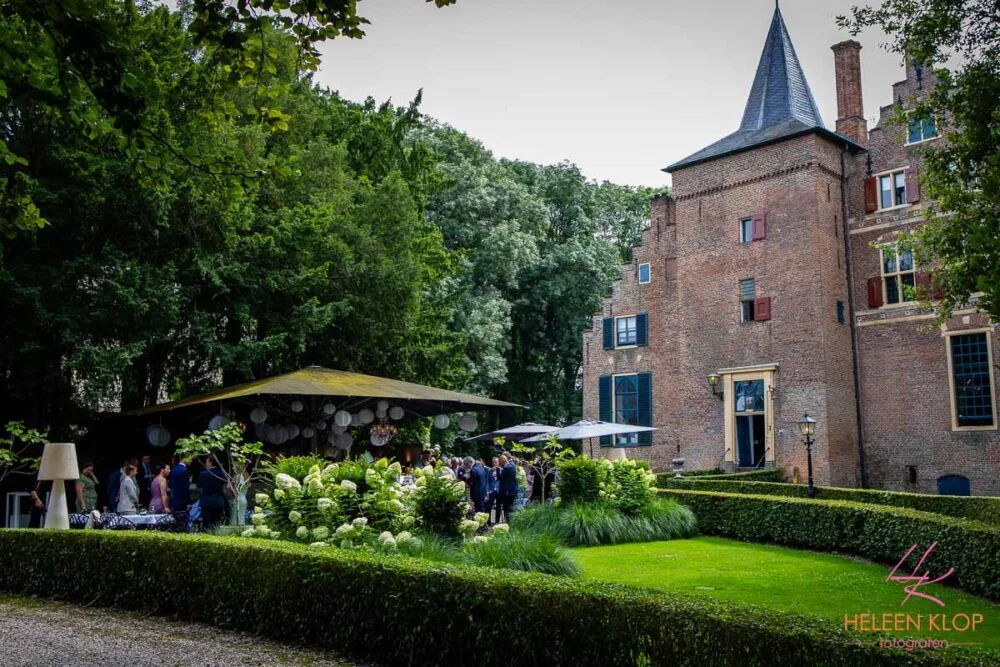 Buiten trouwen bij Kasteel WIjenburg Echteld