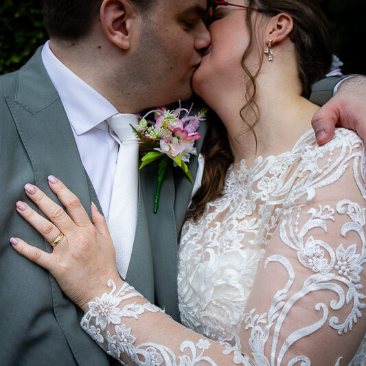 First Kiss HELEEN KLOP Fotografen Trouwen Bruiloft Utrecht